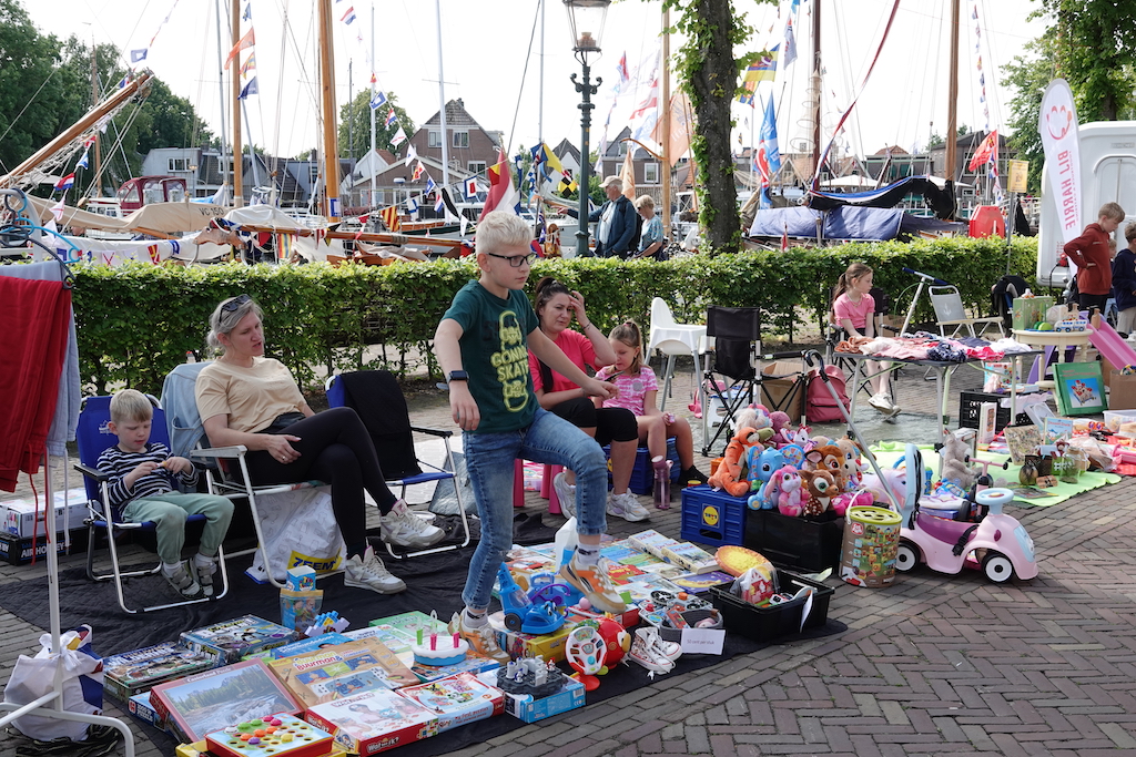 Jeugd verdient zakcentje tijdens gezellige rommelmarkt