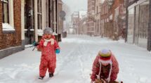Nu de basisscholen dicht zijn, kunnen kinderen nog een dagje extra genieten van de sneeuw.